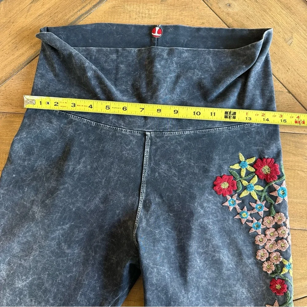 T Party Embroidered Fold Over Yoga Pants Acid Wash Womens Medium Boot Cut - Picture 2 of 10